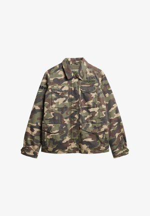 Camouflagejas in groen, bruin en beige met een knoopsluiting aan de voorkant, twee borstzakken en een merkpatch aan de linkerzijde.