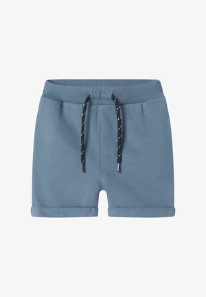 Pantalones cortos azules de tejido entrelazado con un patrón texturizado. Cuentan con una cintura acanalada, cordón ajustable y dobladillos enrollados.