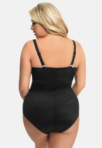 Schwarze Shapewear mit verstellbaren Trägern, glatter Textur und gesteppten Details. Entwickelt für eine figurbetonte Silhouette am Rücken.
