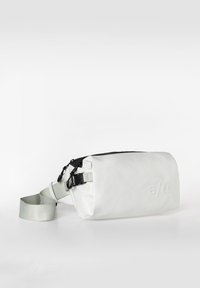 Borsa a spalla bianca con chiusura a zip nera, tracolla grigia regolabile e logo impresso. Texture liscia, forma rettangolare, design minimal.