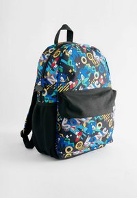 Ryggsäck med en färgglad grafisk design med Sonic the Hedgehog och geometriska mönster. Svarta mesh-accenter och en framficka.