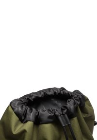 Sac vert à cordon avec bord supérieur noir serré par deux cordons noirs sur fond blanc.