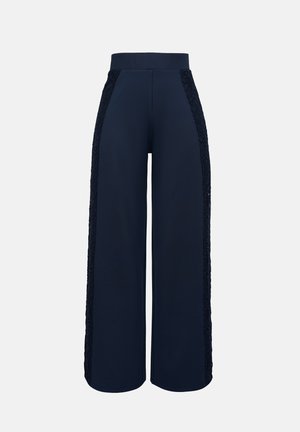 Pantalones anchos de pierna en azul marino con cintura alta y paneles de encaje que recorren los lados exteriores de ambas piernas.
