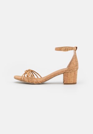 Korkhælede sandaler med ankelrem, der har åbent tådesign, knyttet detalje og struktureret overdel for et naturligt udseende.