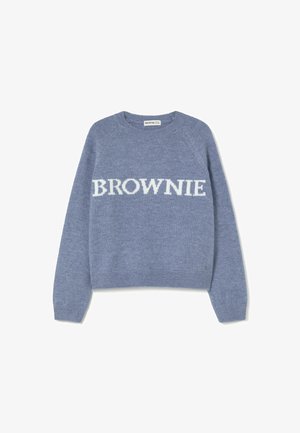 Suéter de punto azul con mangas largas y la palabra "BROWNIE" en grandes letras blancas en el pecho, colocado plano sobre un fondo blanco.