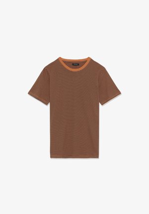 Camiseta de rayas marrones y naranjas, de manga corta, cuello redondo, hecha de tela suave con un patrón texturizado y bandas de color contrastante.