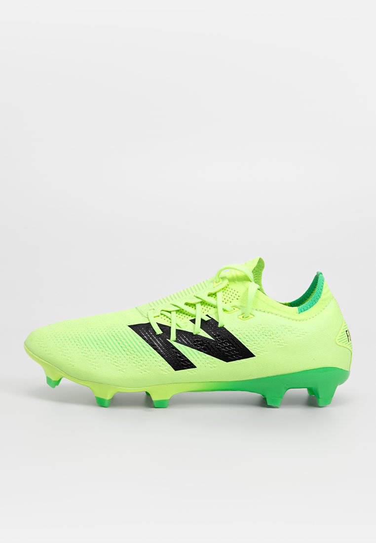 Groene en zwarte voetbalschoenen met een gestructureerde bovenkant, vetersluiting en gevormde noppen. Bevat een opvallend logo aan de zijkant.