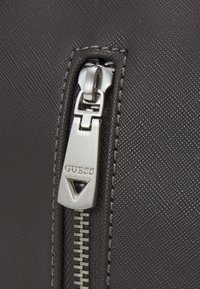 Guess CERTOSA UNISEX - Taška s příčným popruhem - grey