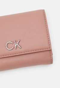 Calvin Klein RELOCK TRIFOLD  - Peněženka - ash rose