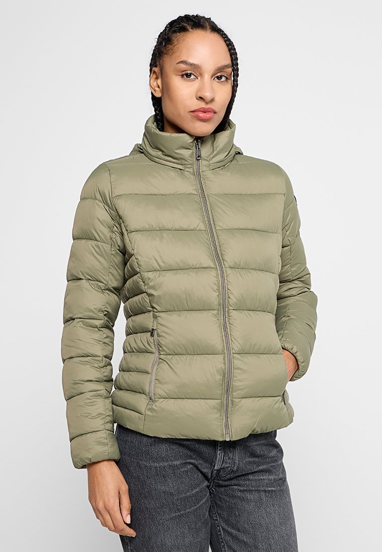 Olijfgroene pufferjack met een hoge kraag, horizontale quiltstiksels, zijzakken en een volledige rits, gemaakt van lichtgewicht, geïsoleerd materiaal.