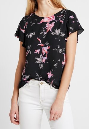 Blusa nera con fantasia floreale rosa e bianca, maniche corte con volant, scollo rotondo e una vestibilità rilassata. Adatta per un look casual.