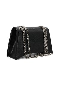 Borsa a tracolla nera in pelle con finitura testurizzata, forma rettangolare e tracolla in catena argentata. Presenta una chiusura a pattina superiore e un design minimalista.