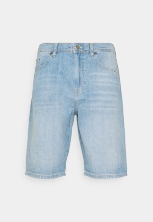 Pantalones cortos de mezclilla azul claro con bolsillos frontales, trabillas para cinturón, cierre de botón y un sutil desgaste.