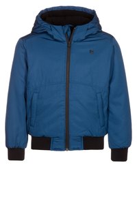 Blå vadderad jacka med huva, texturerat tyg, framzipper och svarta elastiska ärmmuddar. Har sidofickor och en minimalistisk logotyp.