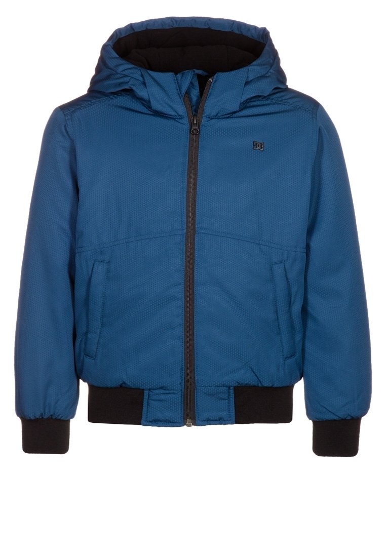 Blå vadderad jacka med huva, texturerat tyg, framzipper och svarta elastiska ärmmuddar. Har sidofickor och en minimalistisk logotyp.