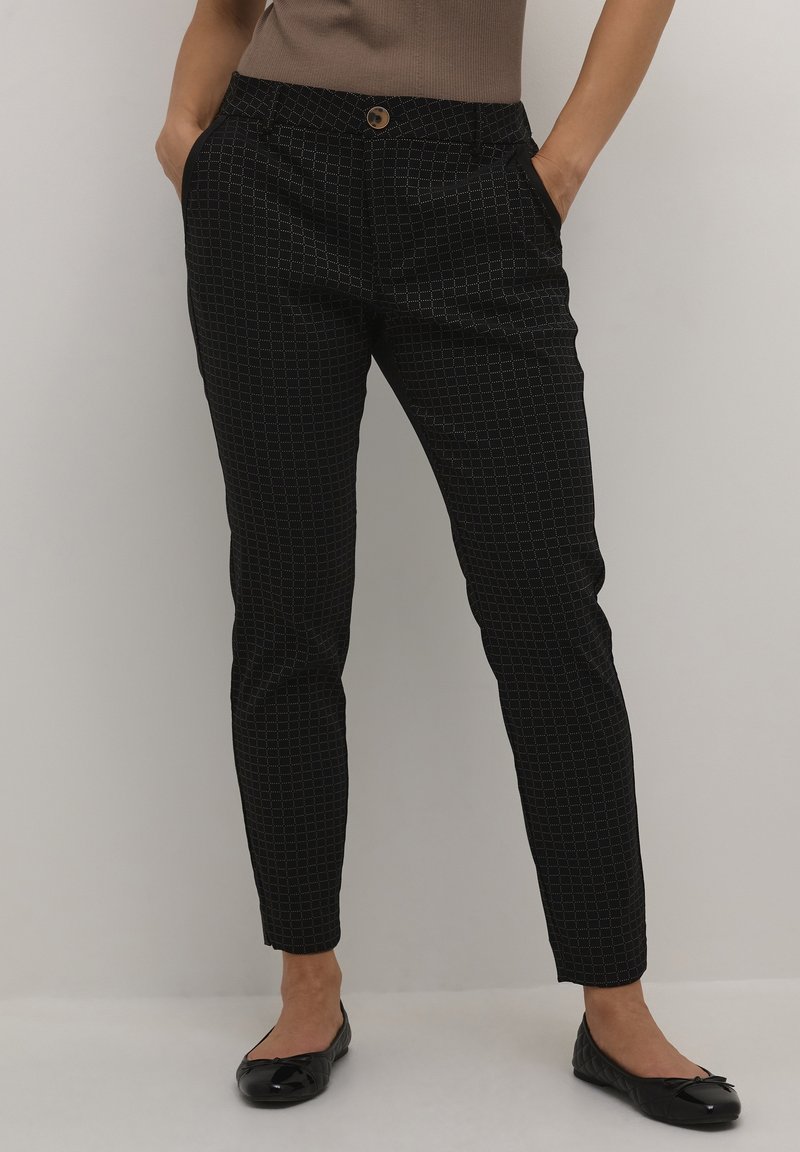 Svarta mönstrade byxor med ett rutmönster, med knappstängning, sidofickor och en smal passform som smalnar av vid anklarna.