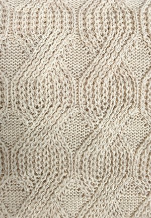 Dzianina w jasnobeżowym kolorze, z fakturą wzoru diamentowego, z naprzemiennie gładkimi i prążkowanymi sekcjami.