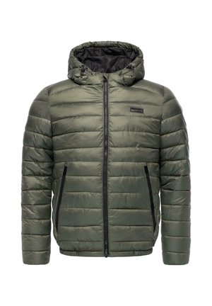 Grüne Pufferjacke mit Kapuze, horizontal gestepptem Design, mit Reißverschluss vorne und zwei seitlichen Taschen mit schwarzen Akzenten. Glatte Textur.