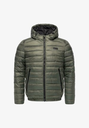 Grüne Pufferjacke mit Kapuze, horizontal gestepptem Design, mit Reißverschluss vorne und zwei seitlichen Taschen mit schwarzen Akzenten. Glatte Textur.
