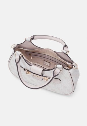 Lichtbeige Guess handtas met logopatroon, dubbele handgrepen, goudkleurige hardware en deels open ritssluiting van het hoofdvak met zichtbare binnenzakken.