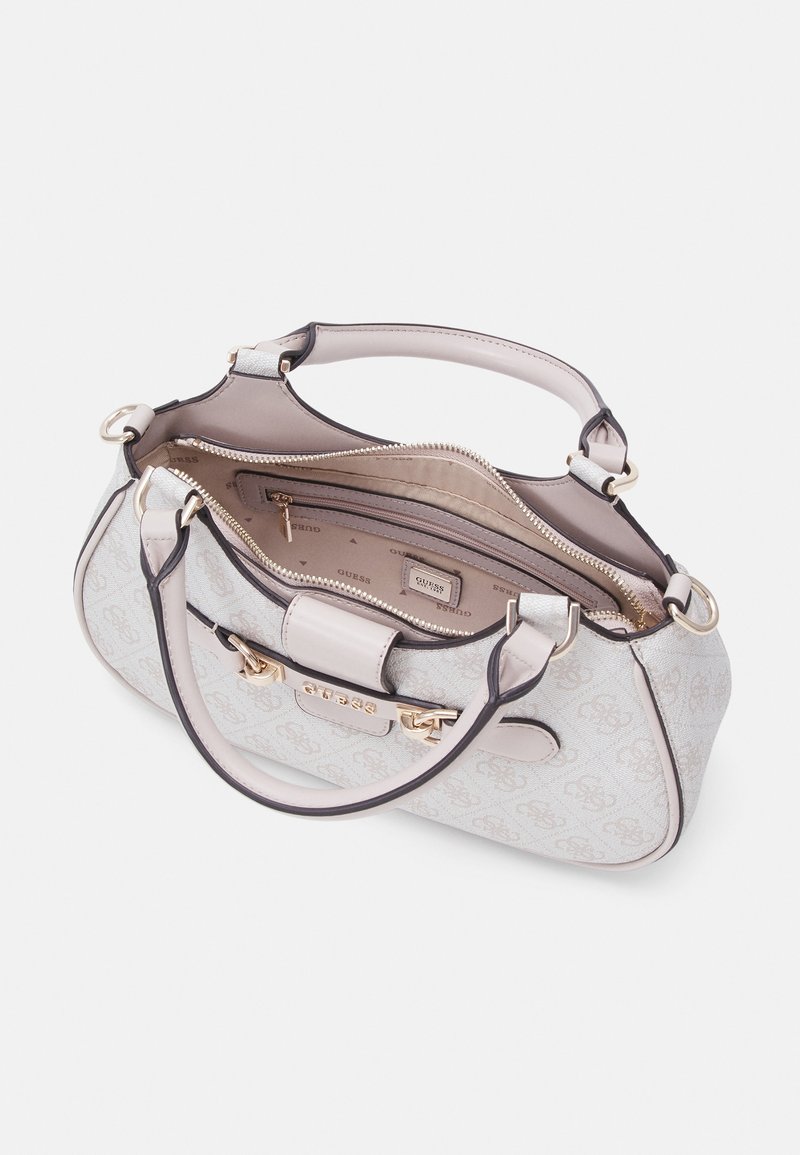 Sac à main Guess beige clair avec motif logo, double poignées, ferrures dorées et compartiment principal zippé partiellement ouvert montrant les poches intérieures.