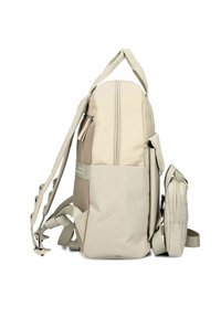 Mochila beige hecha de tejido duradero con cierre de cremallera, que cuenta con un bolsillo lateral de malla y un pequeño pouch lateral adicional. Correas ajustables.