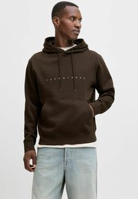 Hanorac din bumbac maro, cu buzunar frontal tip kangaroo, glugă cu șnur și logo alb cu textul "JACK & JONES" pe piept.