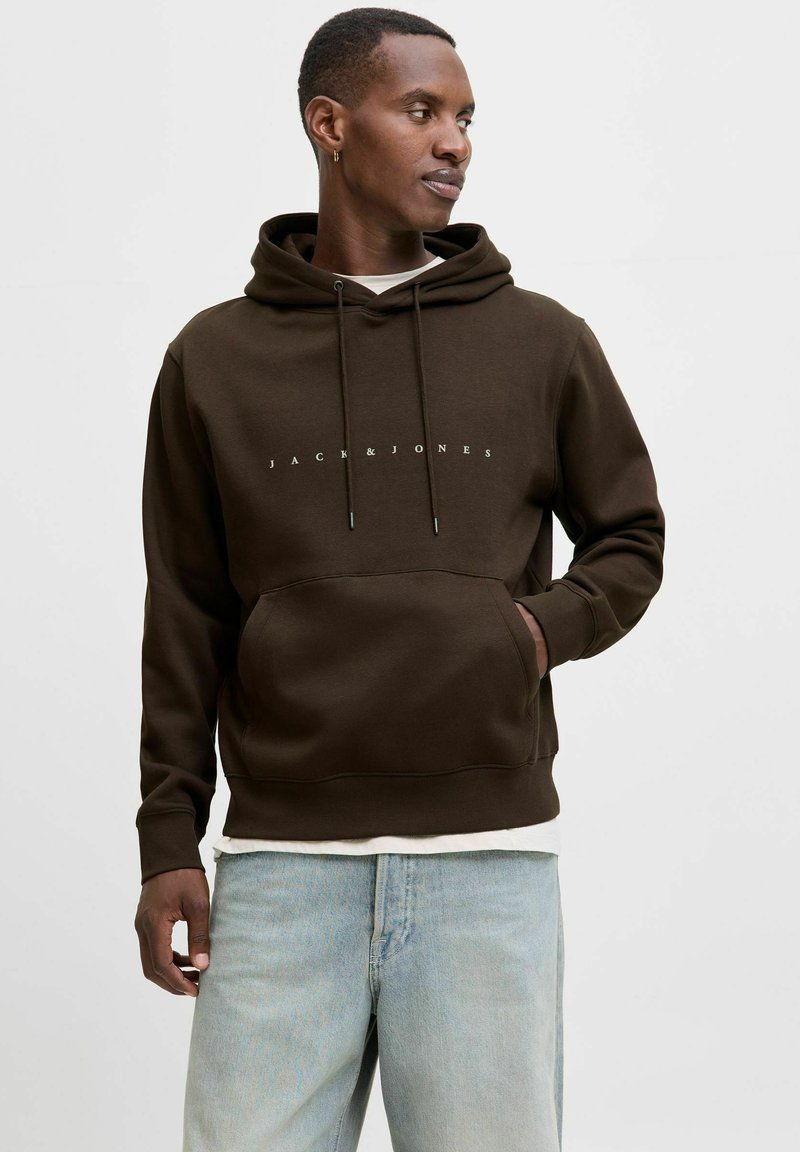 Hanorac din bumbac maro, cu buzunar frontal tip kangaroo, glugă cu șnur și logo alb cu textul "JACK & JONES" pe piept.