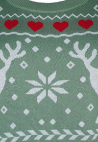 Grüner gestrickter Pullover mit weißen Rentieren, roten Herzen und Schneeflockenmuster. Enthält dekorative Ränder und geometrische Formen.