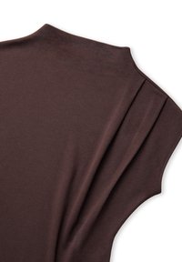 Top marrone a maniche corte con colletto alto e texture liscia. Dettaglio di piccole pieghe vicino alle cuciture delle spalle. Design semplice senza motivi.