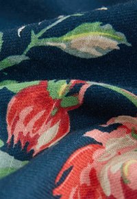 Blumenerstoff mit roten und rosa Rosen auf einem tiefen Marinehintergrund, gewebte Textur, mit grünen Blättern und detaillierten Mustern.