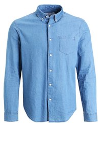 Camicia in denim azzurro chiaro con maniche lunghe, colletto a punta, chiusura centrale con bottoni e taschino singolo sul petto. Texture morbida e vestibilità rilassata.