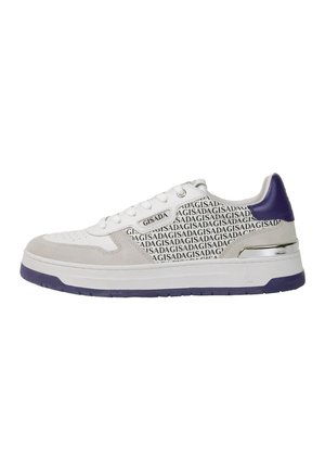 Weißer Sneaker mit niedrigem Schaft, lila Ferse, Wildlederakzenten, dicker Sohle und wiederholtem schwarzem "Gisada" Textmuster am Seitenpanel.