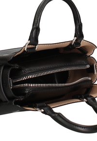 Sac à main en cuir noir avec deux poignées supérieures, compartiments zippés et une doublure intérieure lisse. Caractéristiques des ferrures argentées et une forme structurée.