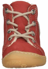 Botte montante en cuir rouge avec des lacets beiges, des œillets en argent et une semelle en caoutchouc. Présente des détails de couture et un col rembourré.