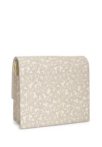 Bolso de mano beige con un patrón en espiral, hecho de material texturizado, con un cierre con solapa y un acento en tono dorado en el lateral.