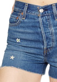 Farkkushortsit, siniset, joissa on valkoista ja vihreää kukkakirjontaa edessä, revitty helma ja tavalliset vyölenkit.