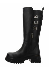 Botas negras hasta la rodilla hechas de cuero liso, con un cierre lateral, acentos texturizados y detalles decorativos de metal. Suela gruesa.