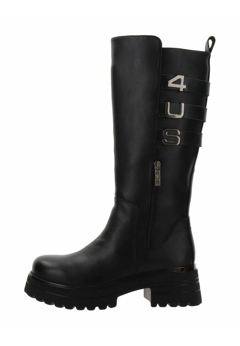 Botas negras hasta la rodilla hechas de cuero liso, con un cierre lateral, acentos texturizados y detalles decorativos de metal. Suela gruesa.
