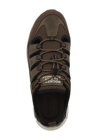 Braune Mesh- und Leder-Sneaker mit schnürungsfreiem Design, gepolstertem Kragen, Gummisohle und Logopatch auf der Zunge.