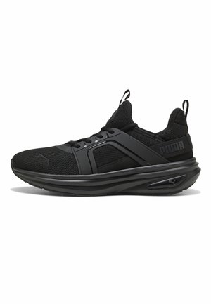 Czarny sportowy sneaker z siateczkową cholewką, sznurowanym zapięciem, grubą teksturowaną podeszwą oraz logo Puma z boku i na pięcie.