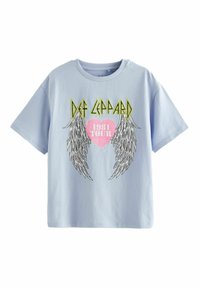 Jasnoniebieska bawełniana koszulka z krótkim rękawem, z okrągłym dekoltem, z graficznym nadrukiem skrzydeł i napisem "Def Leppard 1981 Tour" w kolorze żółtym i różowym.