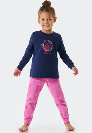 Marineblaues Langarmoberteil mit einem Raumthemen-Graphic; rosa Fleece-Hosen mit Stern- und Spiralmustern. Weicher, lässiger Schnitt für Komfort.