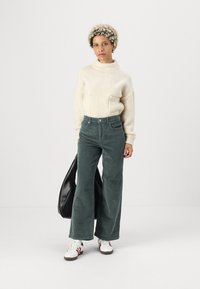 Vero Moda Petite VMTESSA PANTS - Calças - balsam green