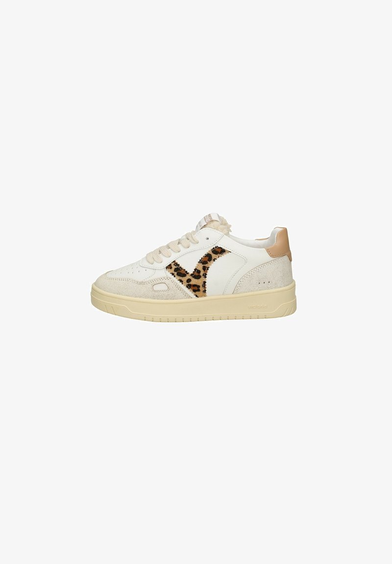 Witte sneaker met beige accenten, luipaardprint zijdetaillering, gestructureerd suede en een rubberen zool. Vetersluiting met perforaties op de neus.