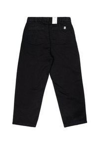Pantaloni in denim neri con una vestibilità comoda. Presentano una vita elasticizzata, due tasche posteriori e un'etichetta sulla vita.
