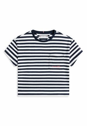 Maglietta a maniche corte con righe orizzontali blu navy e bianche, scollo rotondo e piccolo taschino sul petto con testo ricamato in rosso.