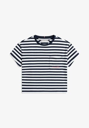 T-shirt à manches courtes rayé horizontalement bleu marine et blanc, avec un col rond et une petite poche poitrine ornée d’un texte brodé rouge.