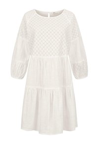 Witte linnen jurk met een ronde halslijn, driekwart pofmouwen, een geplooide taille en een oogjespatroon op het lijfje. Rugsleuf met knoopdetail.