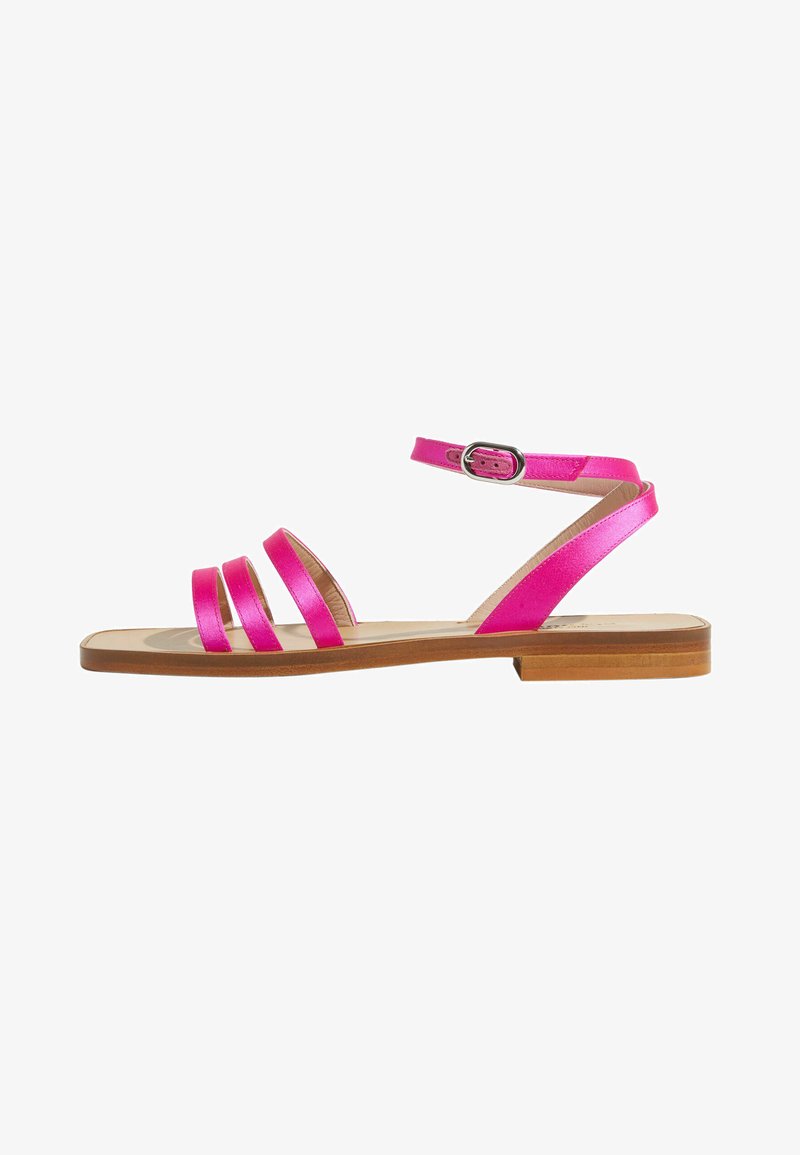 Roze satijnen sandaal met drie slanke banden, een zachte inlegzool en een houten zool. Verstelbare enkelband met zilveren hardware details.